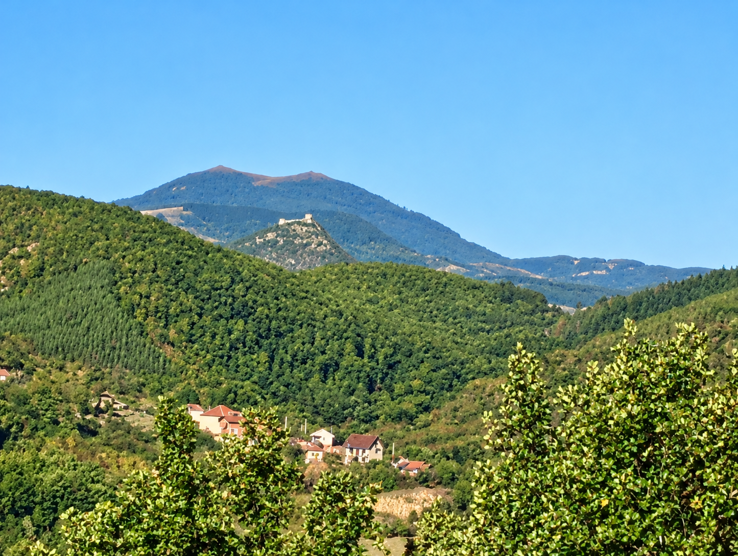 Pogled na Donje Vratare, voćnjake i okolna brda
