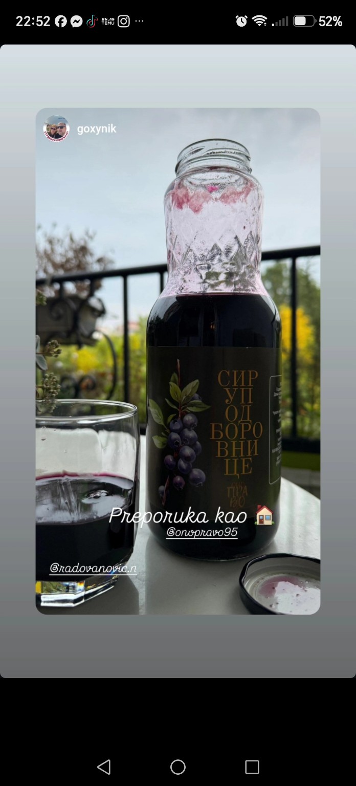 Instagram objava kupca: flaša Ono pravo sirupa od borovnice i čaša napitka, uz preporuku.